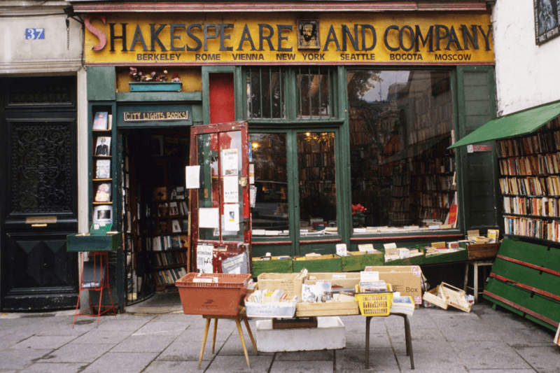 2024 巴黎旅遊必逛書店和選品店:Shakespeare and Company ,人們不只買書還專程來搶托特包作伴手禮!