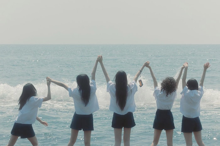 怎麼能如此自然又漂亮:帶著新歌 MV 登場,NewJeans 新作品讓粉絲們都瘋了!