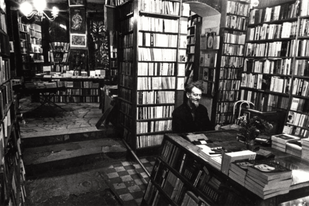shakespeareandcompany-parisbookstore-literaryparis-beforesunset-midnightinparis-sylviabeach-georgewhitman-booklovers-totebags-bobsbakeshop-writersretreat-paristravel-historicbookstores