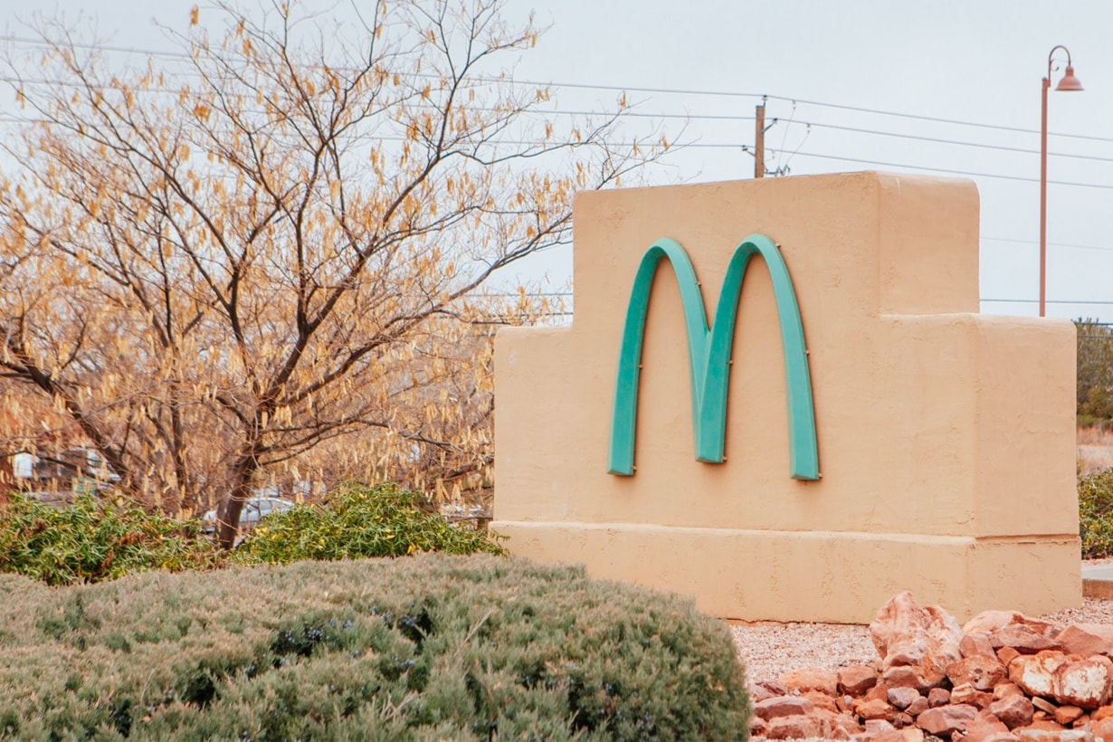 世界上唯一限定店：30 多年來，為什麼只有 Arizona Sedona 麥當勞是藍色的？