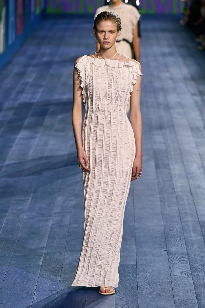 Dior 巴黎高訂大秀：將我們化身古希臘女神，在披肩下美得恣意性感！