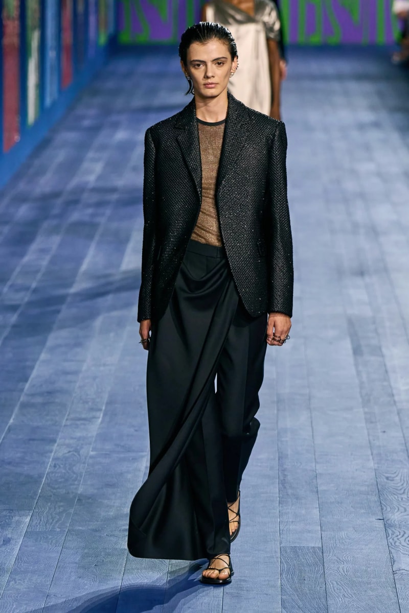 Dior 巴黎高訂大秀：將我們化身古希臘女神，在披肩下美得恣意性感！