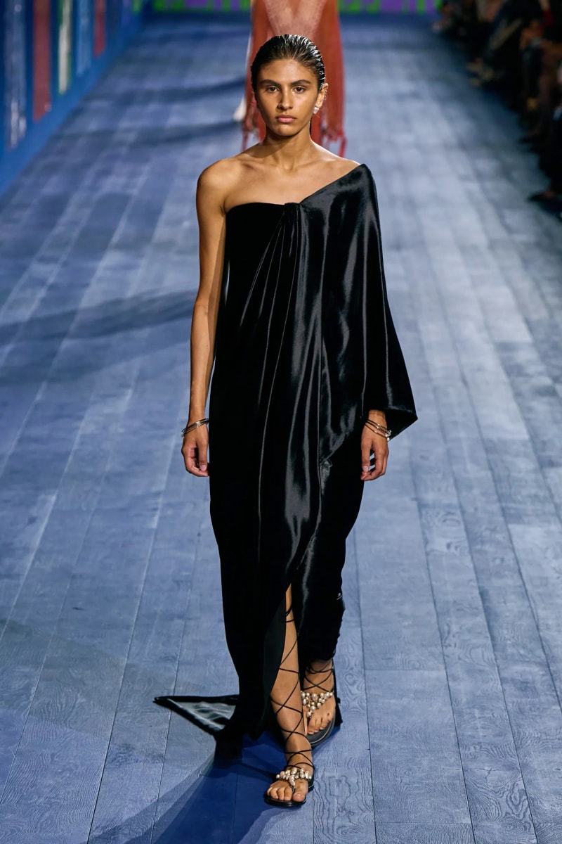 Dior 巴黎高訂大秀：將我們化身古希臘女神，在披肩下美得恣意性感！
