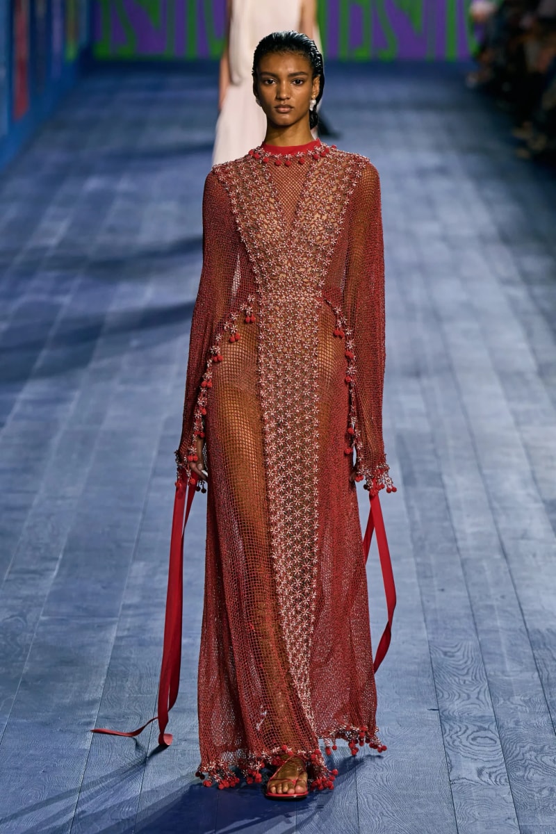 Dior 巴黎高訂大秀：將我們化身古希臘女神，在披肩下美得恣意性感！