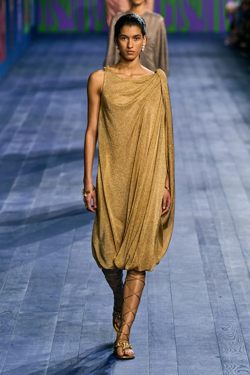 Dior 巴黎高訂大秀：將我們化身古希臘女神，在披肩下美得恣意性感！
