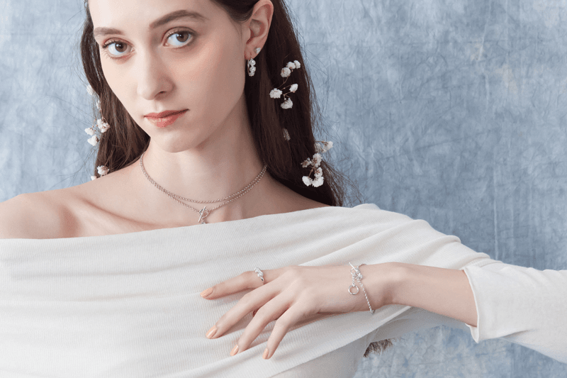 此次 LOVE BY THE MOON 的六月玫瑰首飾系列，以閃爍的鋯石點綴，凸顯出玫瑰花朵優雅迷人的輪廓，華麗又不失優雅。