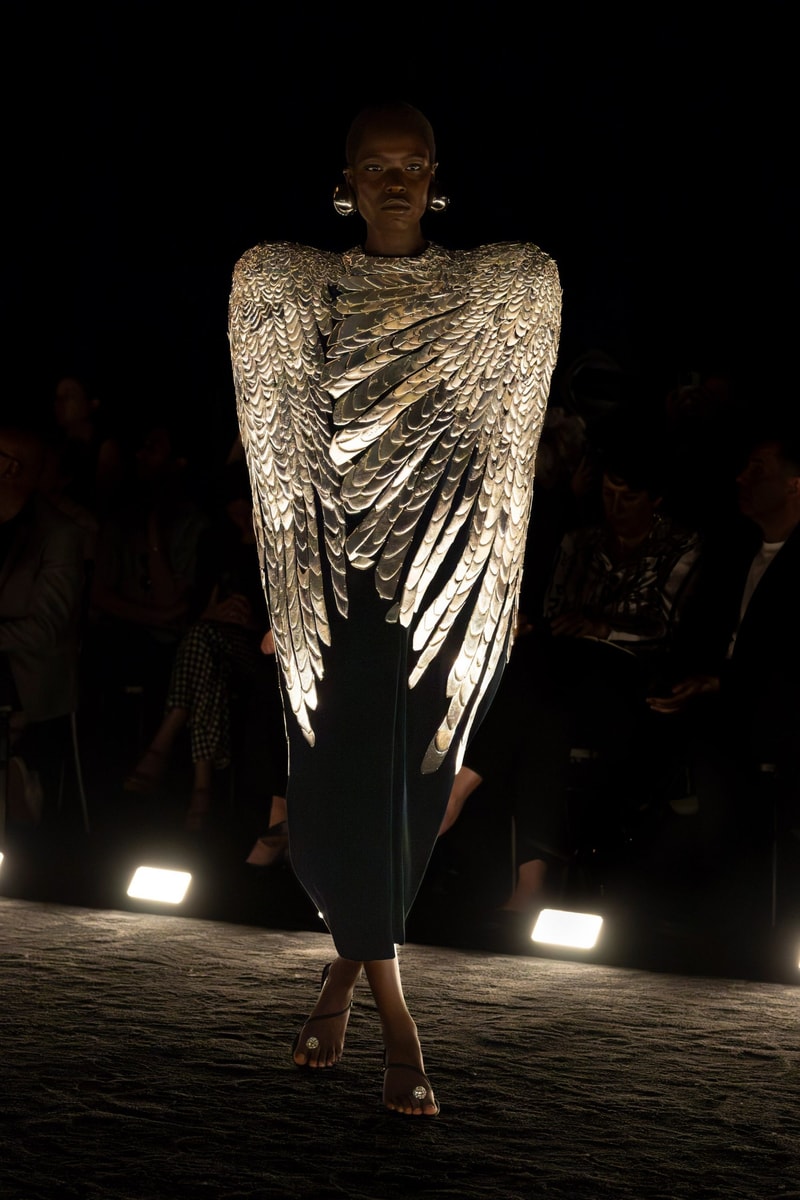 Schiaparelli 2024 高級訂製大秀重現 1950 年代流行輪廓，創意總監 Daniel Roseberry 帶我們回到慶祝女性解放的晚禮