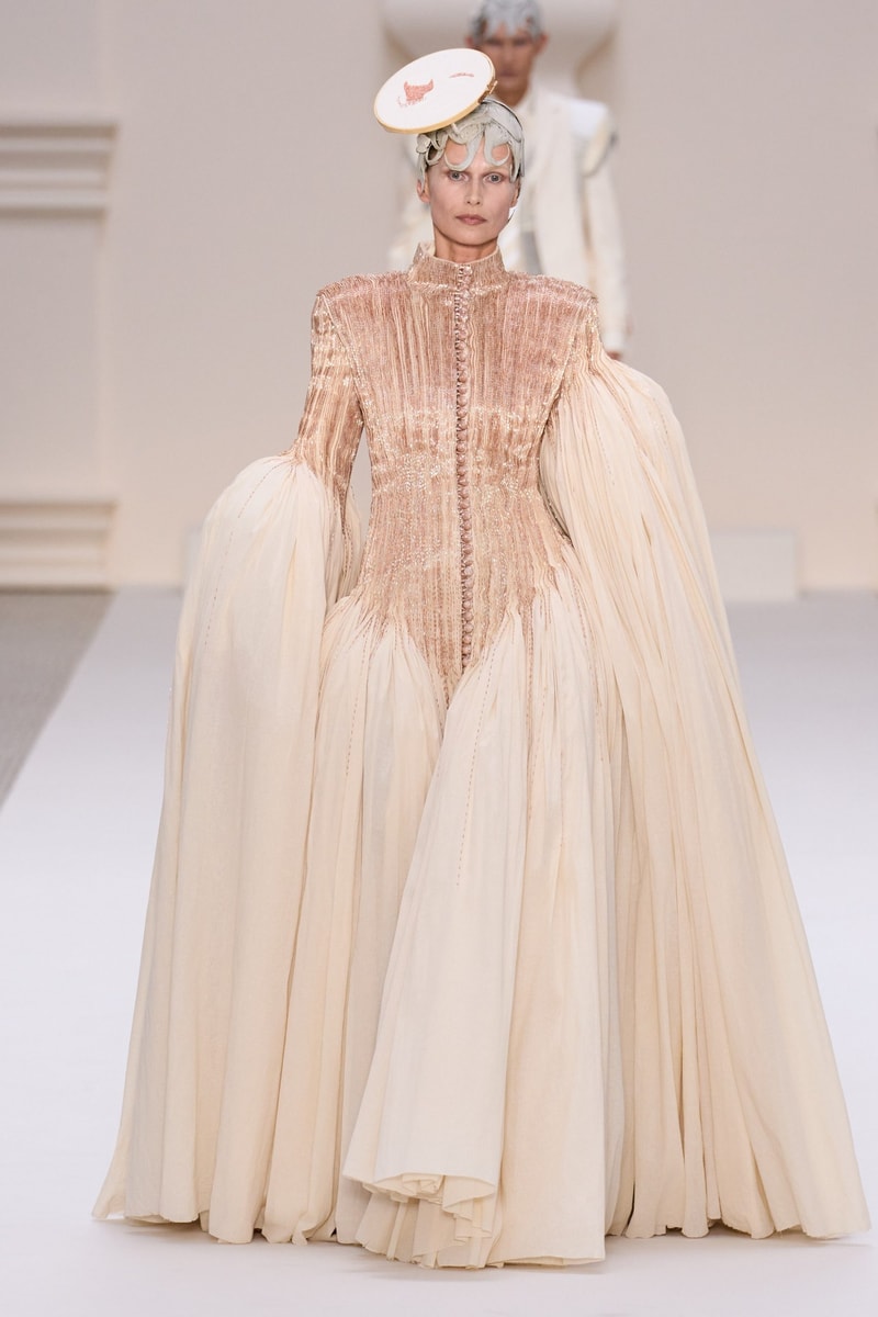 2024 Thom Browne 高級訂製大秀：圍繞 Muslin 平紋細布為主題，打破只用精貴面料的高訂傳統，不但致敬古代雕像藝術，同時預示 2024 巴黎奧運的來臨？