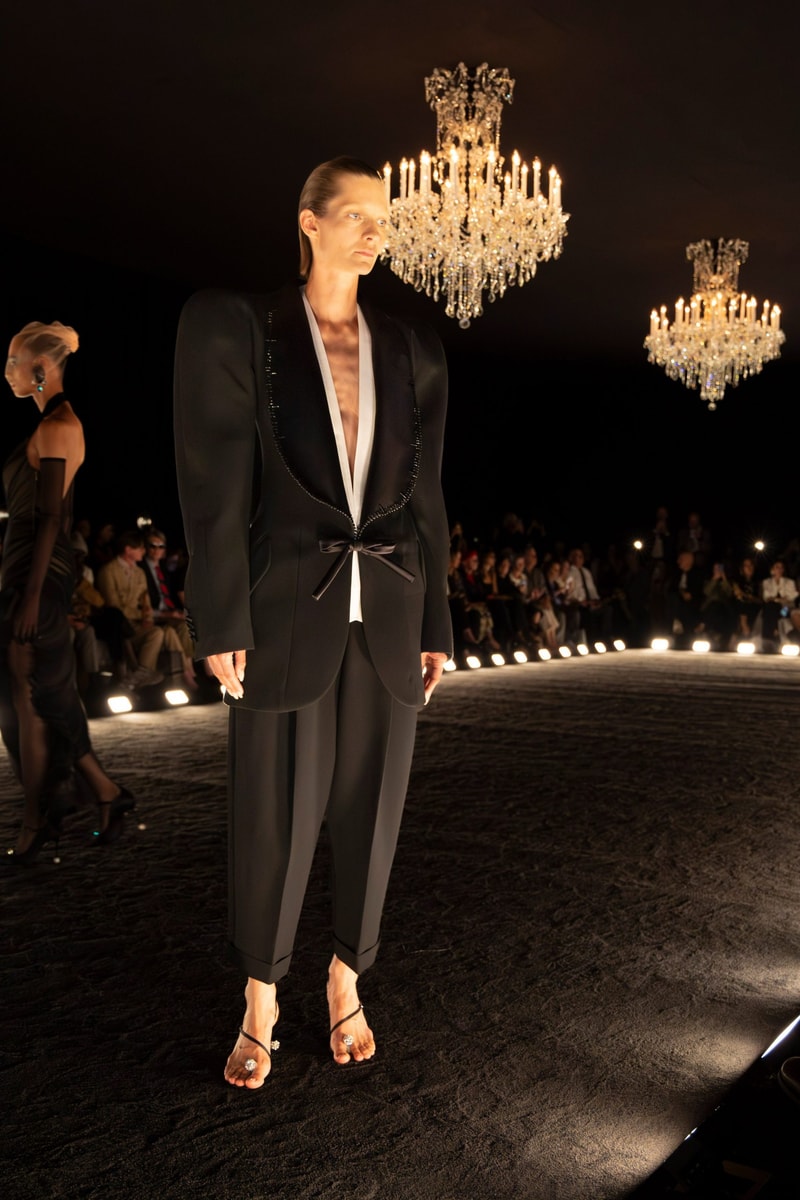 Schiaparelli 2024 高級訂製大秀重現 1950 年代流行輪廓，創意總監 Daniel Roseberry 帶我們回到慶祝女性解放的晚禮