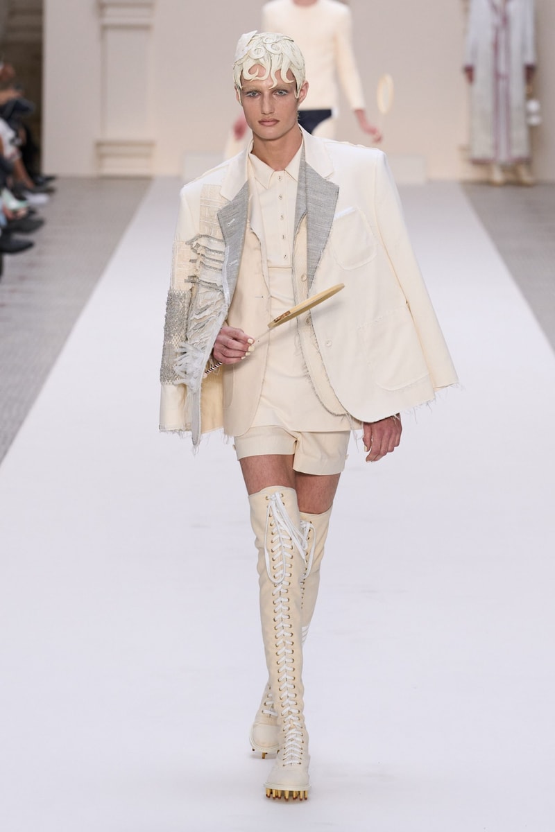 2024 Thom Browne 高級訂製大秀：圍繞 Muslin 平紋細布為主題，打破只用精貴面料的高訂傳統，不但致敬古代雕像藝術，同時預示 2024 巴黎奧運的來臨？