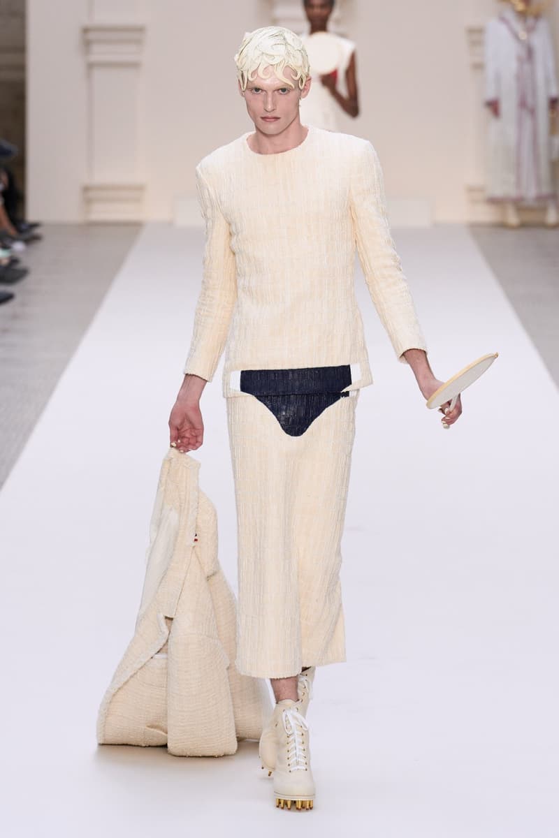 2024 Thom Browne 高級訂製大秀:圍繞 Muslin 平紋細布為主題,打破只用精貴面料的高訂傳統,不但致敬古代雕像藝術,同時預示 2024 巴黎奧運的來臨?