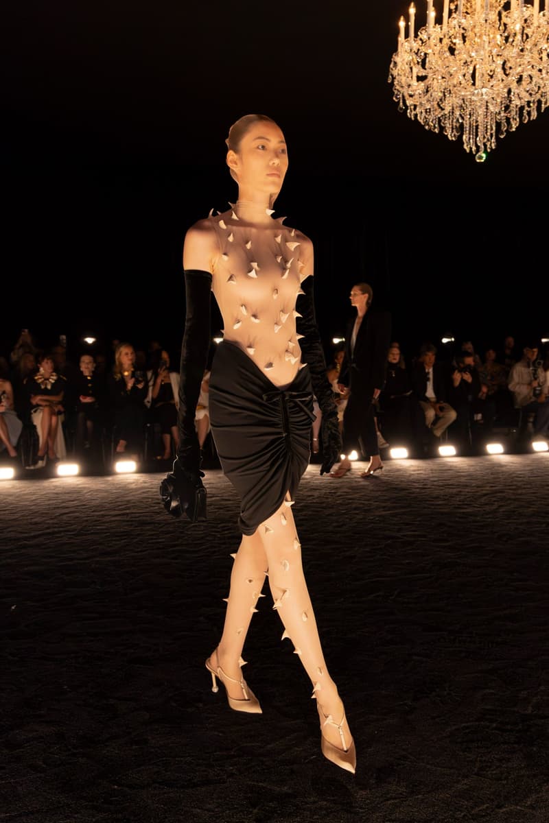 Schiaparelli 2024 高級訂製大秀重現 1950 年代流行輪廓,創意總監 Daniel Roseberry 帶我們回到慶祝女性解放的晚禮