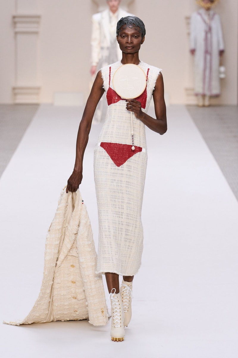 2024 Thom Browne 高級訂製大秀：圍繞 Muslin 平紋細布為主題，打破只用精貴面料的高訂傳統，不但致敬古代雕像藝術，同時預示 2024 巴黎奧運的來臨？