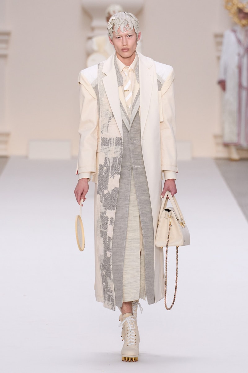 2024 Thom Browne 高級訂製大秀：圍繞 Muslin 平紋細布為主題，打破只用精貴面料的高訂傳統，不但致敬古代雕像藝術，同時預示 2024 巴黎奧運的來臨？