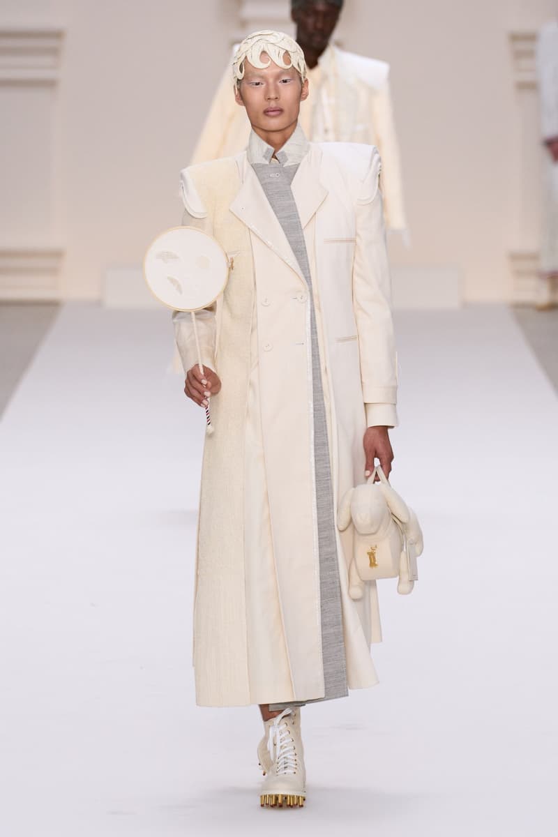 2024 Thom Browne 高級訂製大秀:圍繞 Muslin 平紋細布為主題,打破只用精貴面料的高訂傳統,不但致敬古代雕像藝術,同時預示 2024 巴黎奧運的來臨?