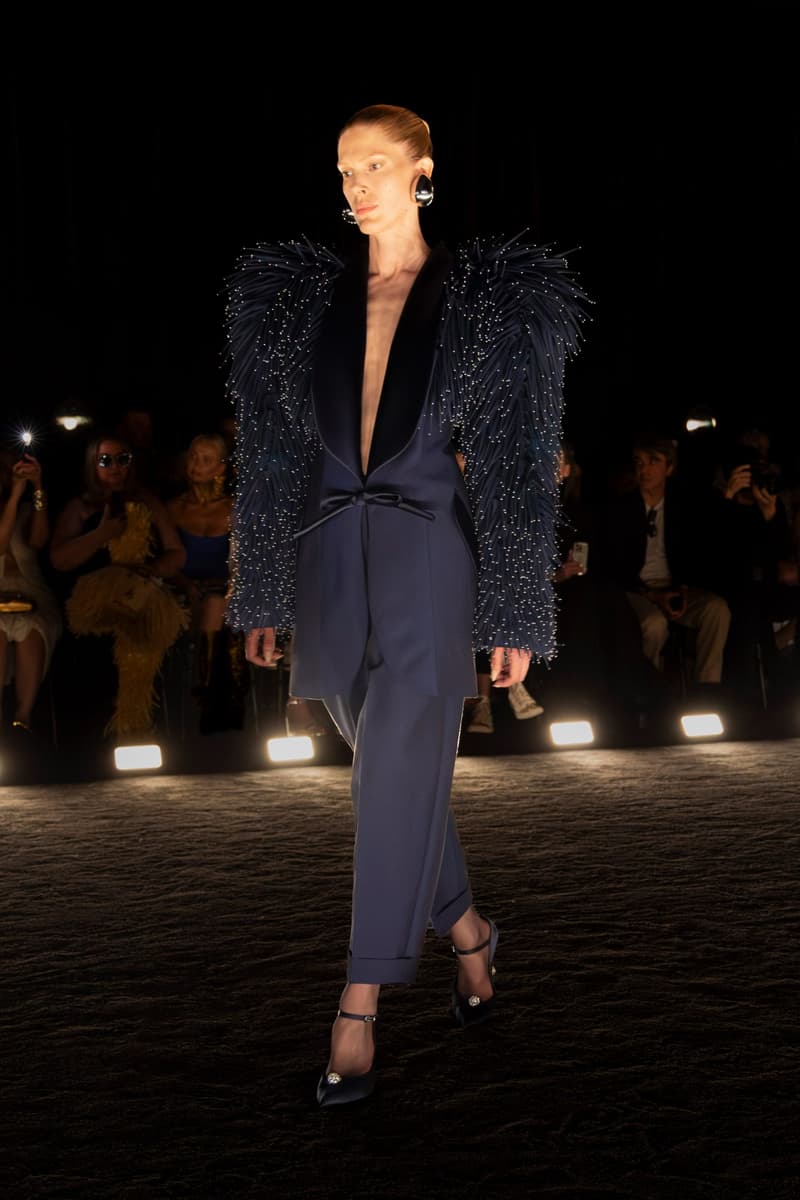 Schiaparelli 2024 高級訂製大秀重現 1950 年代流行輪廓,創意總監 Daniel Roseberry 帶我們回到慶祝女性解放的晚禮