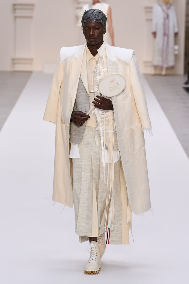 2024 Thom Browne 高級訂製大秀:圍繞 Muslin 平紋細布為主題,打破只用精貴面料的高訂傳統,不但致敬古代雕像藝術,同時預示 2024 巴黎奧運的來臨?