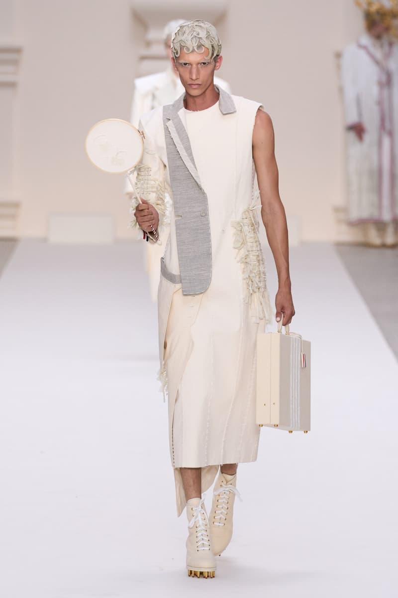 2024 Thom Browne 高級訂製大秀:圍繞 Muslin 平紋細布為主題,打破只用精貴面料的高訂傳統,不但致敬古代雕像藝術,同時預示 2024 巴黎奧運的來臨?