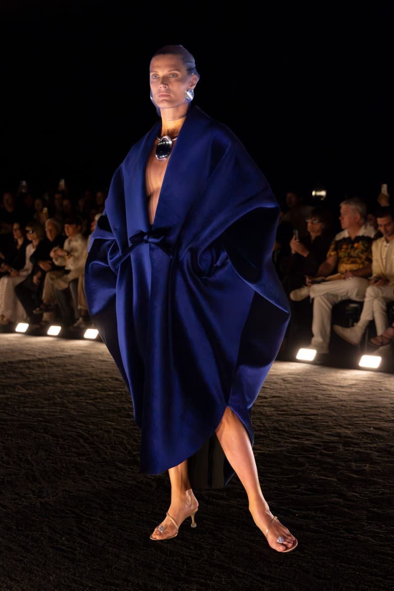 Schiaparelli 2024 高級訂製大秀重現 1950 年代流行輪廓,創意總監 Daniel Roseberry 帶我們回到慶祝女性解放的晚禮