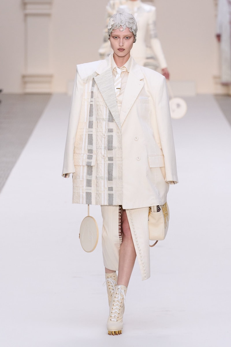 2024 Thom Browne 高級訂製大秀：圍繞 Muslin 平紋細布為主題，打破只用精貴面料的高訂傳統，不但致敬古代雕像藝術，同時預示 2024 巴黎奧運的來臨？