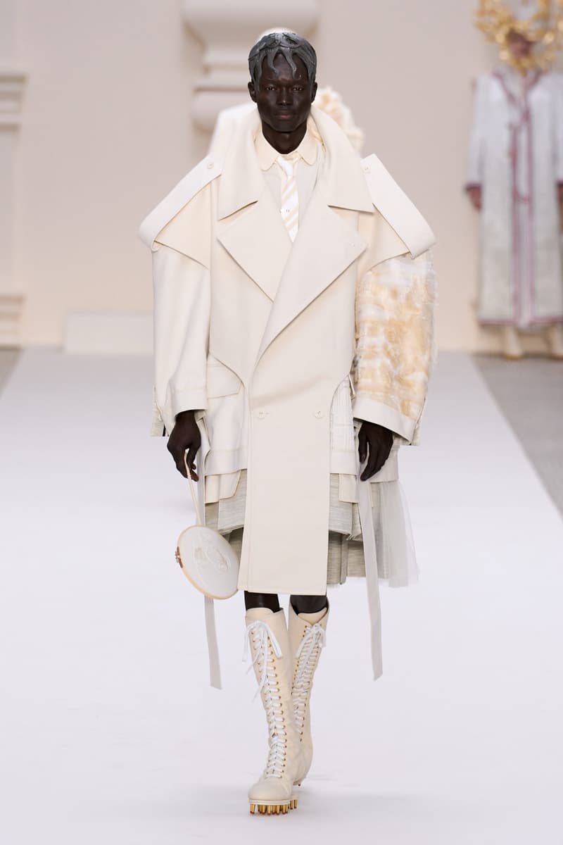 2024 Thom Browne 高級訂製大秀:圍繞 Muslin 平紋細布為主題,打破只用精貴面料的高訂傳統,不但致敬古代雕像藝術,同時預示 2024 巴黎奧運的來臨?