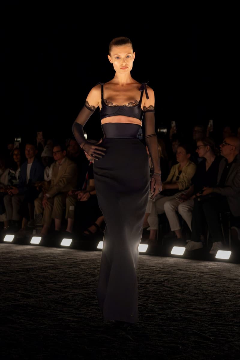 Schiaparelli 2024 高級訂製大秀重現 1950 年代流行輪廓,創意總監 Daniel Roseberry 帶我們回到慶祝女性解放的晚禮