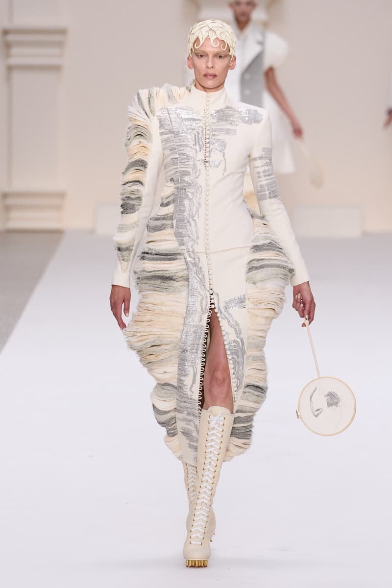 2024 Thom Browne 高級訂製大秀:圍繞 Muslin 平紋細布為主題,打破只用精貴面料的高訂傳統,不但致敬古代雕像藝術,同時預示 2024 巴黎奧運的來臨?