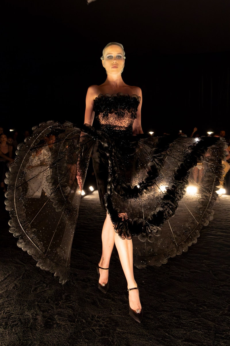 Schiaparelli 2024 高級訂製大秀重現 1950 年代流行輪廓，創意總監 Daniel Roseberry 帶我們回到慶祝女性解放的晚禮