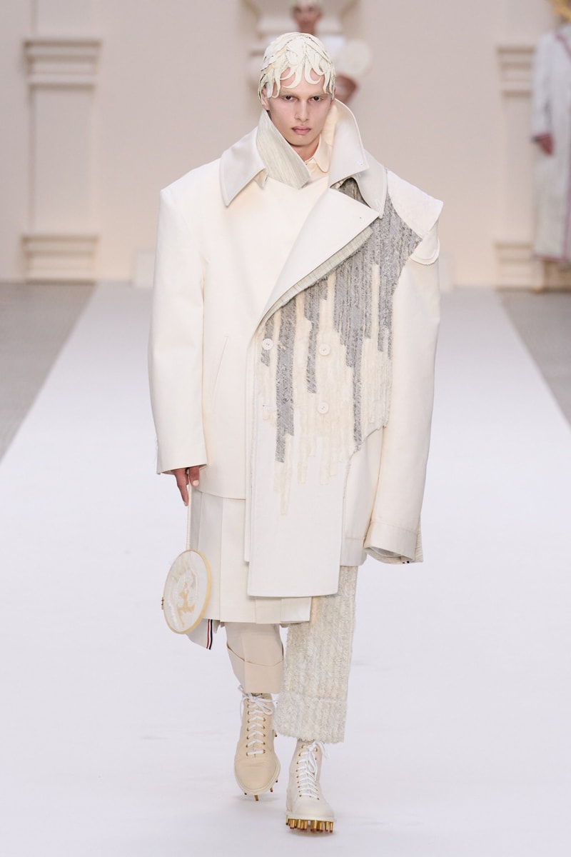2024 Thom Browne 高級訂製大秀：圍繞 Muslin 平紋細布為主題，打破只用精貴面料的高訂傳統，不但致敬古代雕像藝術，同時預示 2024 巴黎奧運的來臨？