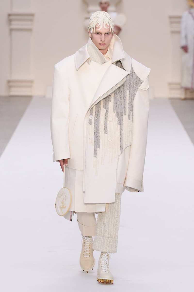 2024 Thom Browne 高級訂製大秀:圍繞 Muslin 平紋細布為主題,打破只用精貴面料的高訂傳統,不但致敬古代雕像藝術,同時預示 2024 巴黎奧運的來臨?