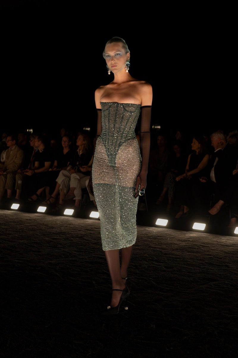 Schiaparelli 2024 高級訂製大秀重現 1950 年代流行輪廓，創意總監 Daniel Roseberry 帶我們回到慶祝女性解放的晚禮