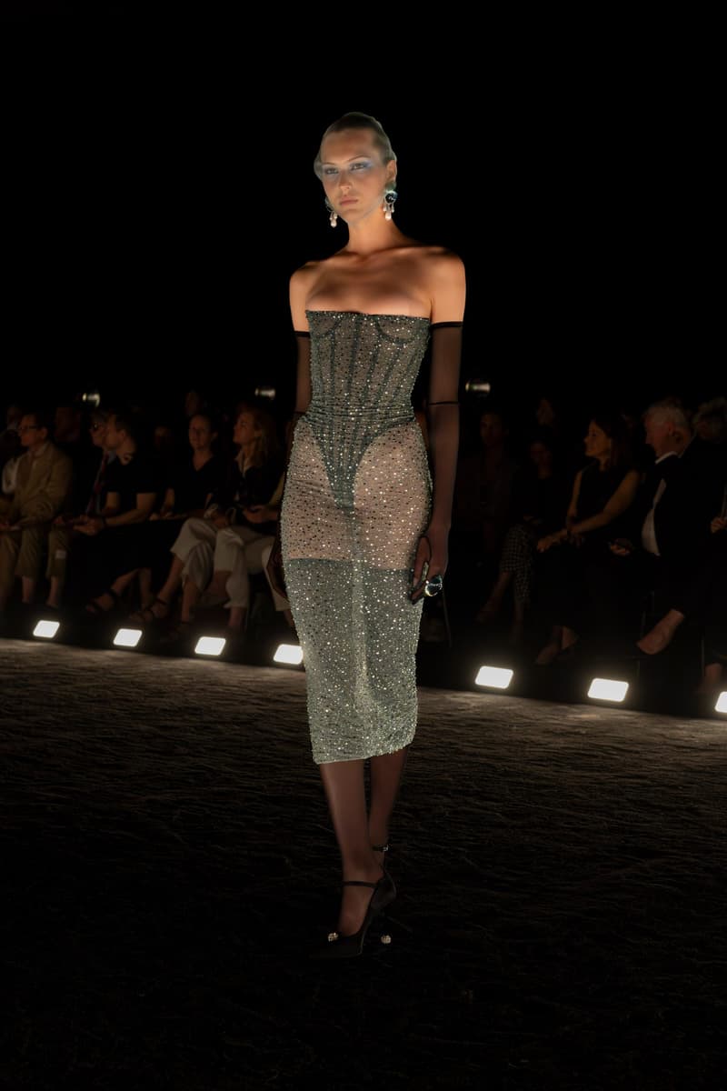 Schiaparelli 2024 高級訂製大秀重現 1950 年代流行輪廓,創意總監 Daniel Roseberry 帶我們回到慶祝女性解放的晚禮