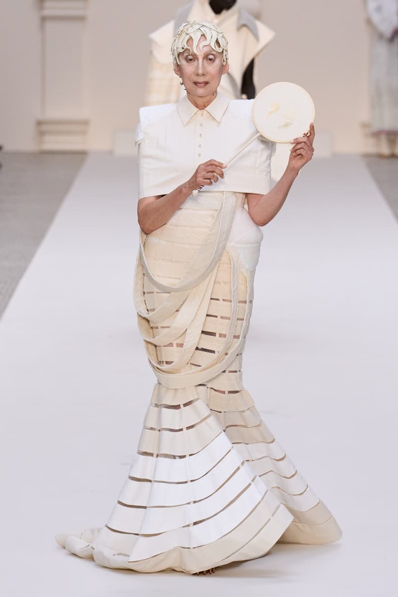 2024 Thom Browne 高級訂製大秀:圍繞 Muslin 平紋細布為主題,打破只用精貴面料的高訂傳統,不但致敬古代雕像藝術,同時預示 2024 巴黎奧運的來臨?