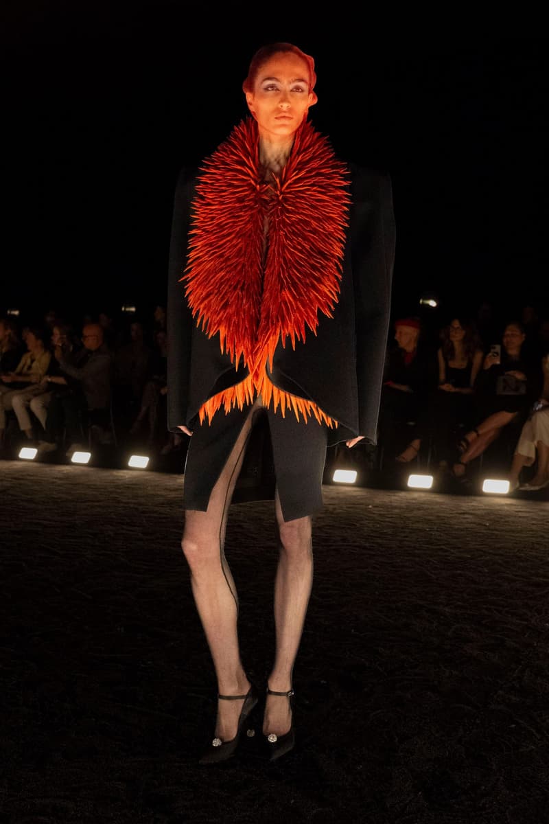 Schiaparelli 2024 高級訂製大秀重現 1950 年代流行輪廓,創意總監 Daniel Roseberry 帶我們回到慶祝女性解放的晚禮