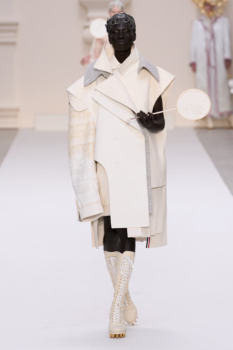 2024 Thom Browne 高級訂製大秀:圍繞 Muslin 平紋細布為主題,打破只用精貴面料的高訂傳統,不但致敬古代雕像藝術,同時預示 2024 巴黎奧運的來臨?