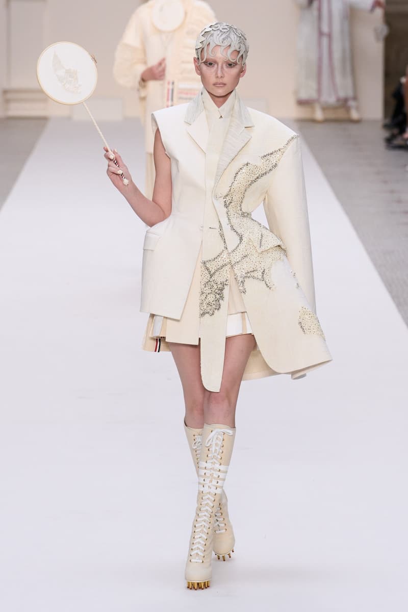 2024 Thom Browne 高級訂製大秀:圍繞 Muslin 平紋細布為主題,打破只用精貴面料的高訂傳統,不但致敬古代雕像藝術,同時預示 2024 巴黎奧運的來臨?