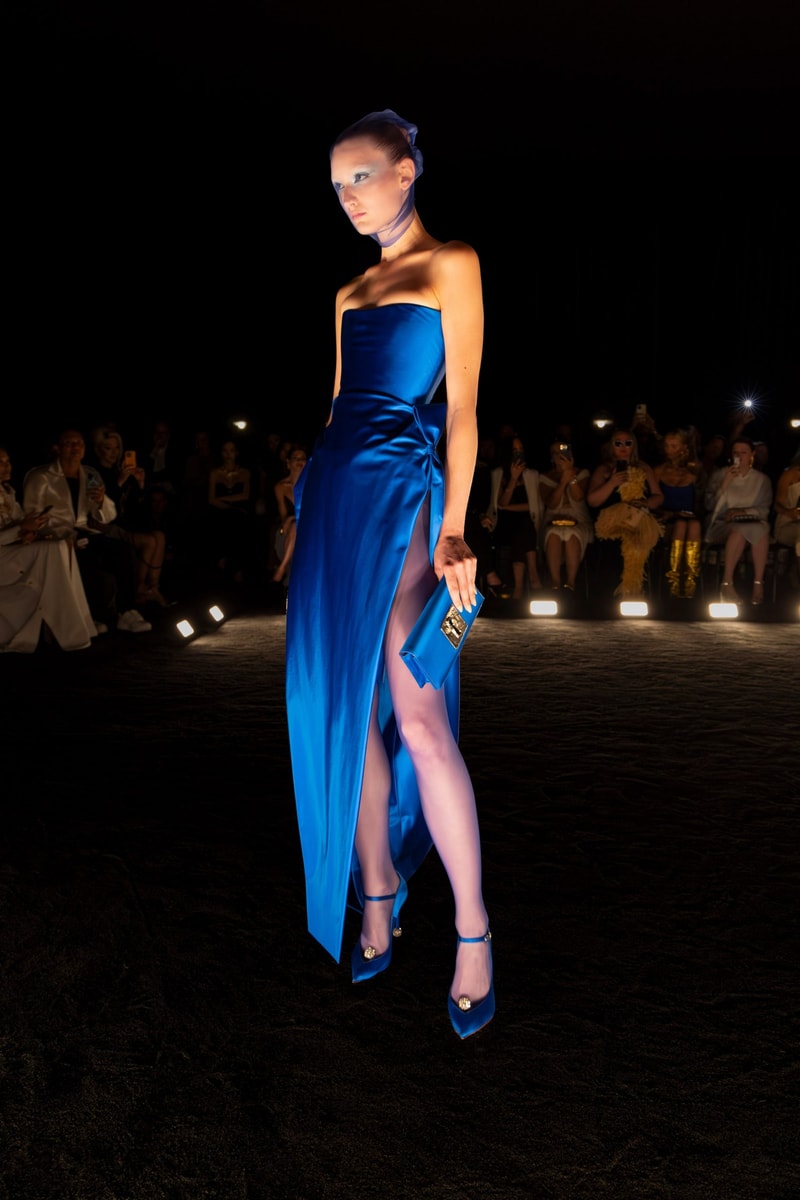 Schiaparelli 2024 高級訂製大秀重現 1950 年代流行輪廓，創意總監 Daniel Roseberry 帶我們回到慶祝女性解放的晚禮