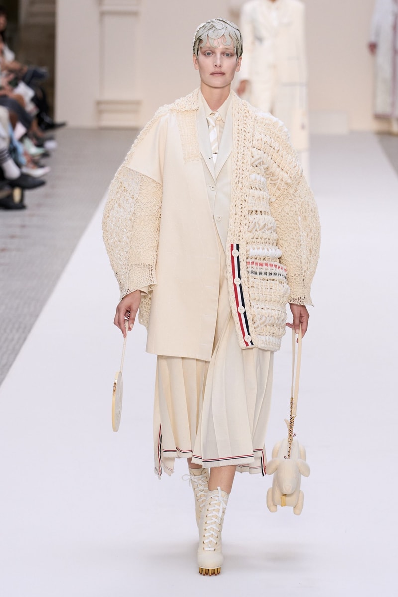 2024 Thom Browne 高級訂製大秀：圍繞 Muslin 平紋細布為主題，打破只用精貴面料的高訂傳統，不但致敬古代雕像藝術，同時預示 2024 巴黎奧運的來臨？
