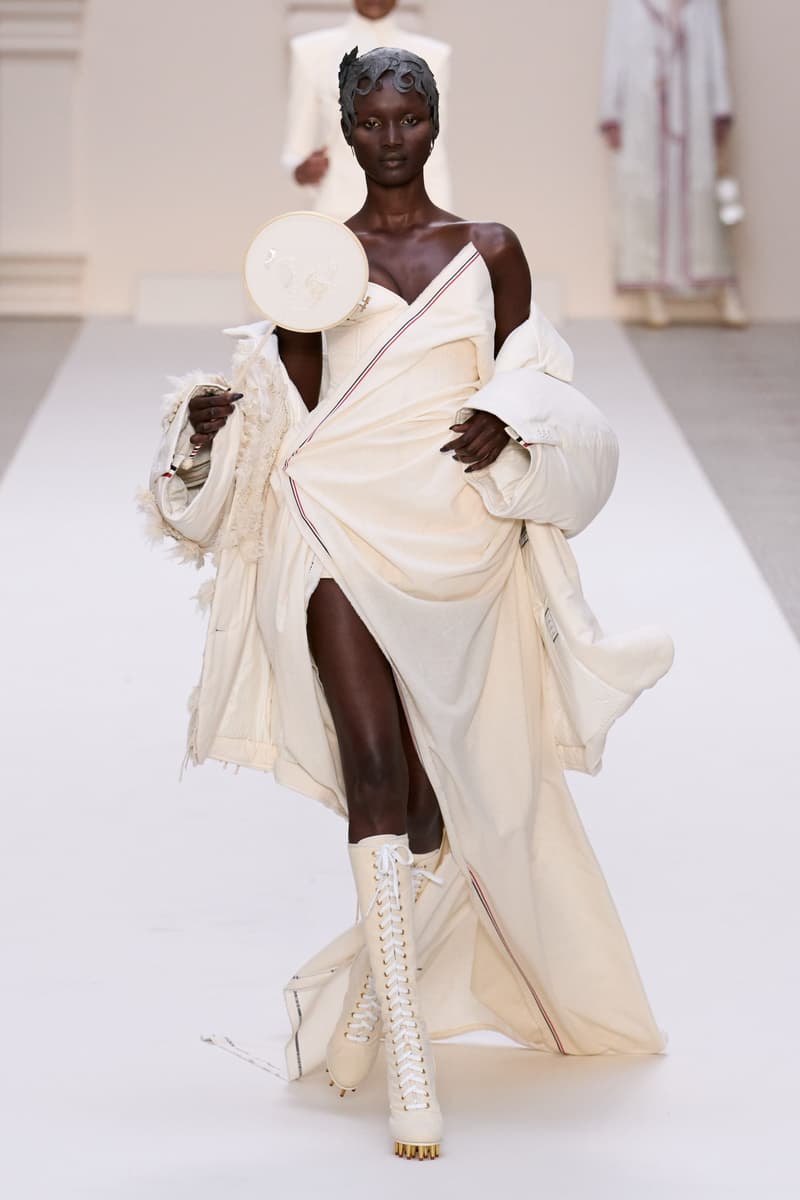2024 Thom Browne 高級訂製大秀:圍繞 Muslin 平紋細布為主題,打破只用精貴面料的高訂傳統,不但致敬古代雕像藝術,同時預示 2024 巴黎奧運的來臨?