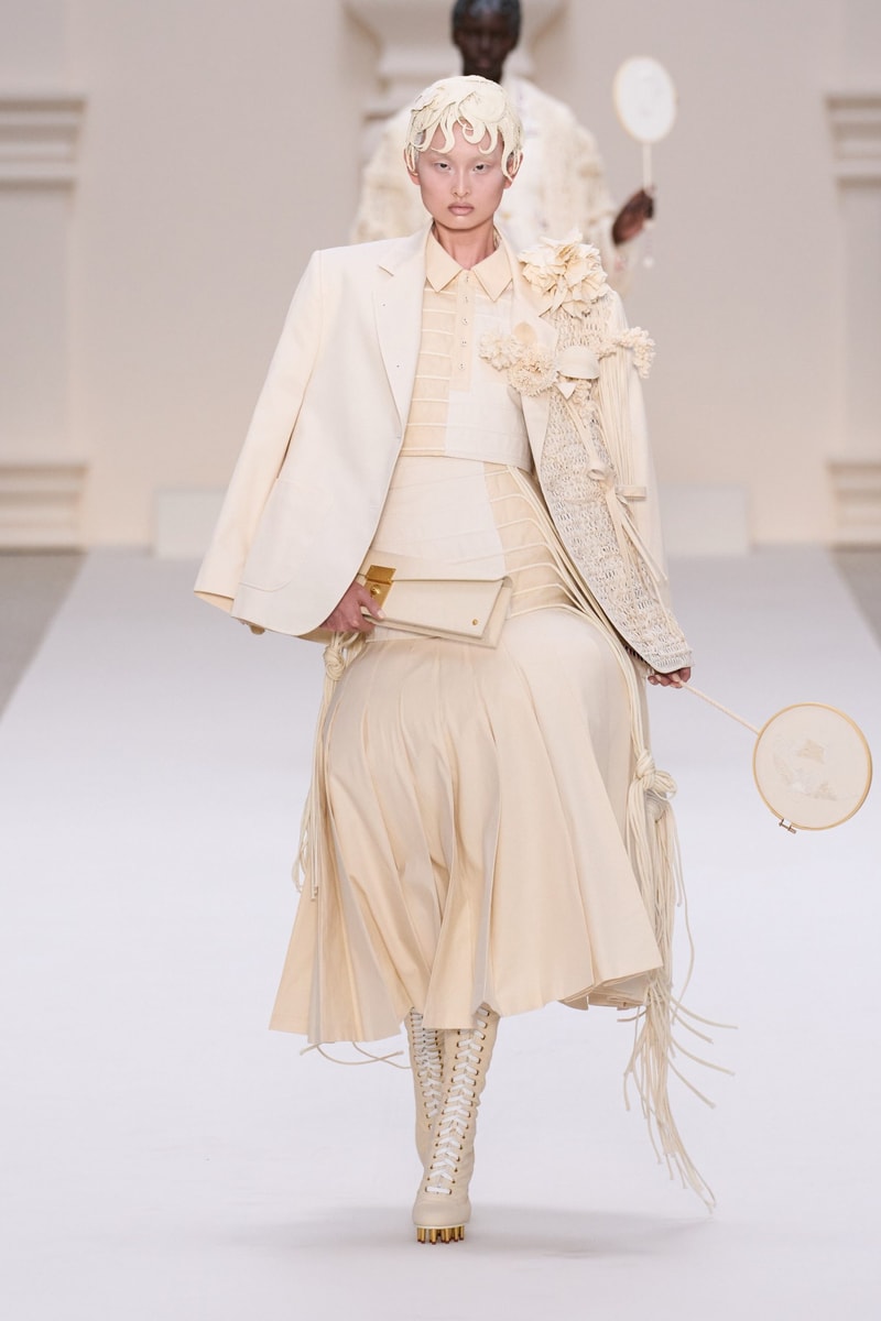 2024 Thom Browne 高級訂製大秀：圍繞 Muslin 平紋細布為主題，打破只用精貴面料的高訂傳統，不但致敬古代雕像藝術，同時預示 2024 巴黎奧運的來臨？