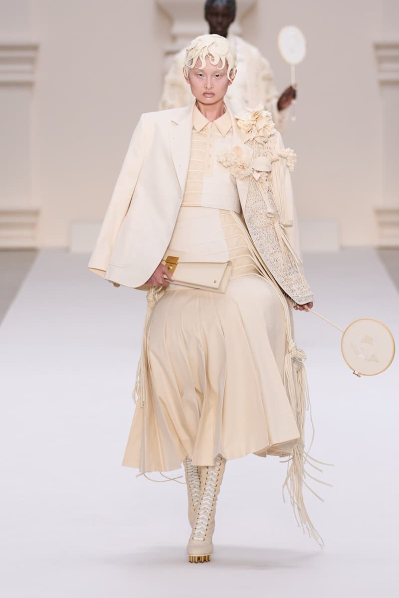 2024 Thom Browne 高級訂製大秀:圍繞 Muslin 平紋細布為主題,打破只用精貴面料的高訂傳統,不但致敬古代雕像藝術,同時預示 2024 巴黎奧運的來臨?