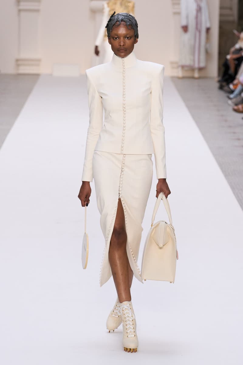 2024 Thom Browne 高級訂製大秀:圍繞 Muslin 平紋細布為主題,打破只用精貴面料的高訂傳統,不但致敬古代雕像藝術,同時預示 2024 巴黎奧運的來臨?
