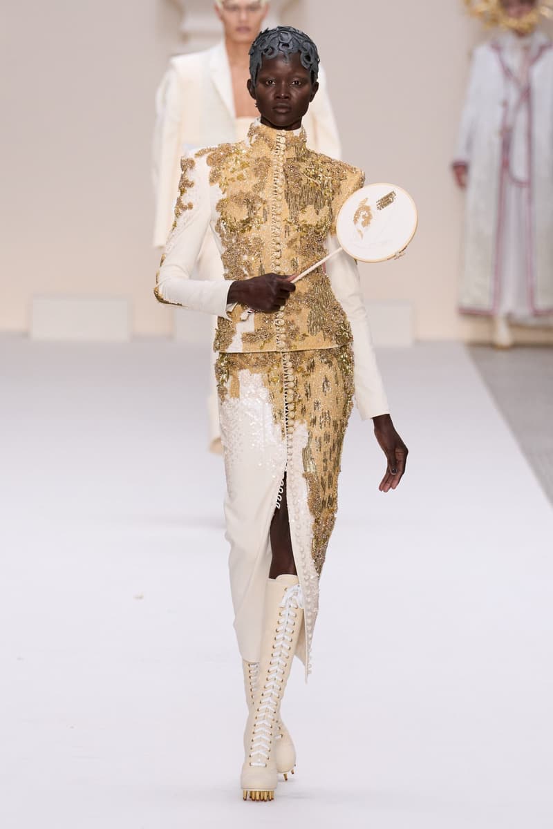 2024 Thom Browne 高級訂製大秀:圍繞 Muslin 平紋細布為主題,打破只用精貴面料的高訂傳統,不但致敬古代雕像藝術,同時預示 2024 巴黎奧運的來臨?