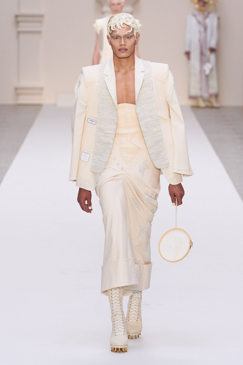 2024 Thom Browne 高級訂製大秀：圍繞 Muslin 平紋細布為主題，打破只用精貴面料的高訂傳統，不但致敬古代雕像藝術，同時預示 2024 巴黎奧運的來臨？