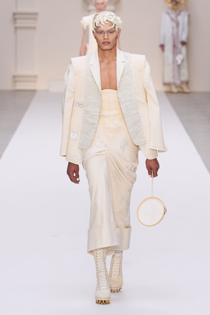 2024 Thom Browne 高級訂製大秀:圍繞 Muslin 平紋細布為主題,打破只用精貴面料的高訂傳統,不但致敬古代雕像藝術,同時預示 2024 巴黎奧運的來臨?