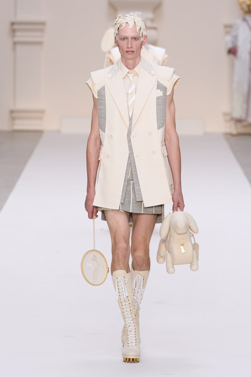 2024 Thom Browne 高級訂製大秀:圍繞 Muslin 平紋細布為主題,打破只用精貴面料的高訂傳統,不但致敬古代雕像藝術,同時預示 2024 巴黎奧運的來臨?