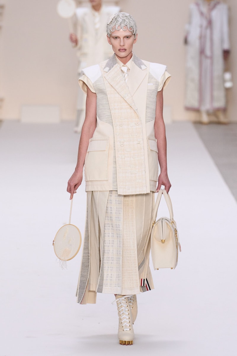 2024 Thom Browne 高級訂製大秀：圍繞 Muslin 平紋細布為主題，打破只用精貴面料的高訂傳統，不但致敬古代雕像藝術，同時預示 2024 巴黎奧運的來臨？