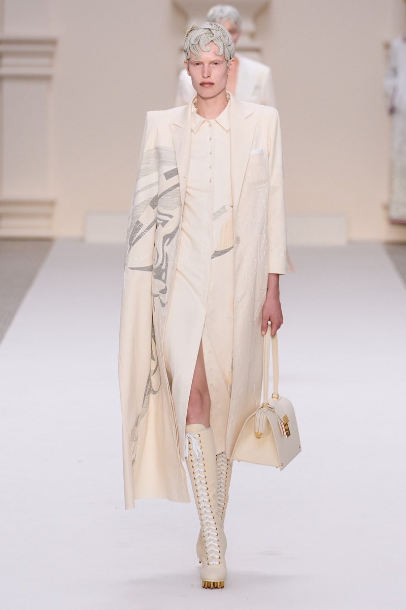 2024 Thom Browne 高級訂製大秀：圍繞 Muslin 平紋細布為主題，打破只用精貴面料的高訂傳統，不但致敬古代雕像藝術，同時預示 2024 巴黎奧運的來臨？