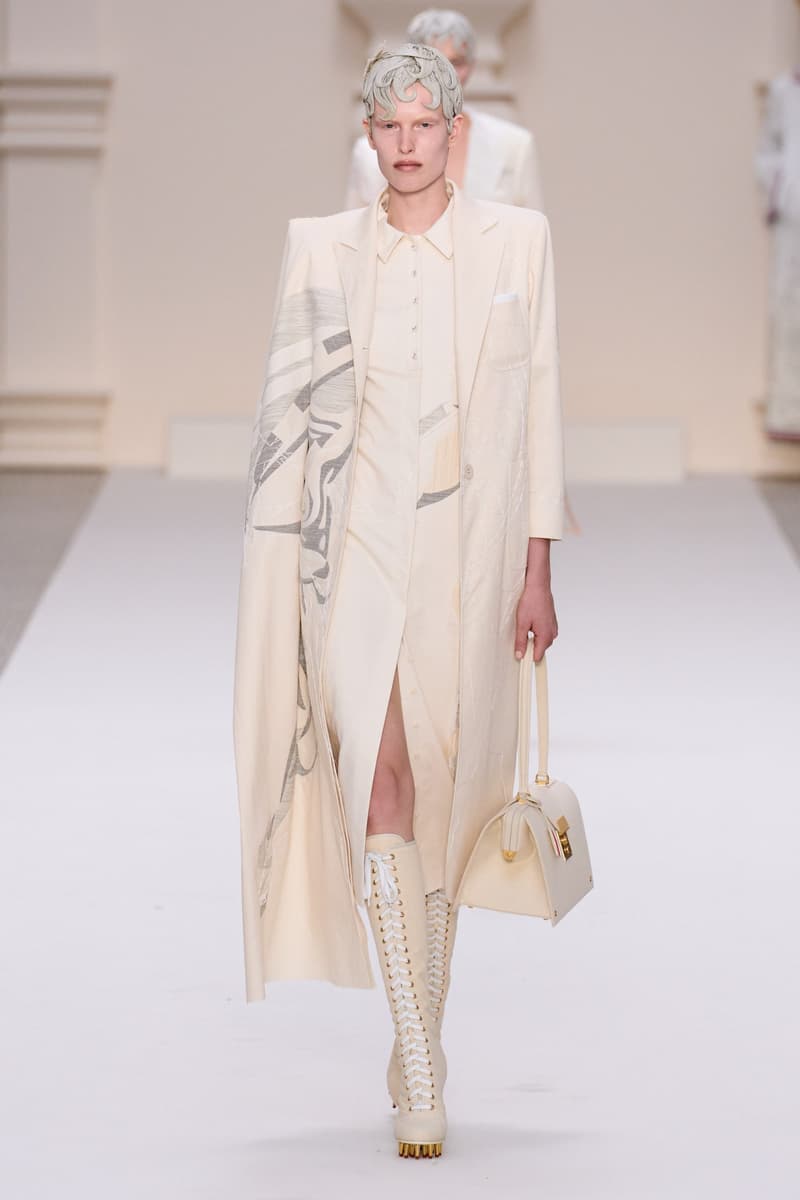 2024 Thom Browne 高級訂製大秀:圍繞 Muslin 平紋細布為主題,打破只用精貴面料的高訂傳統,不但致敬古代雕像藝術,同時預示 2024 巴黎奧運的來臨?