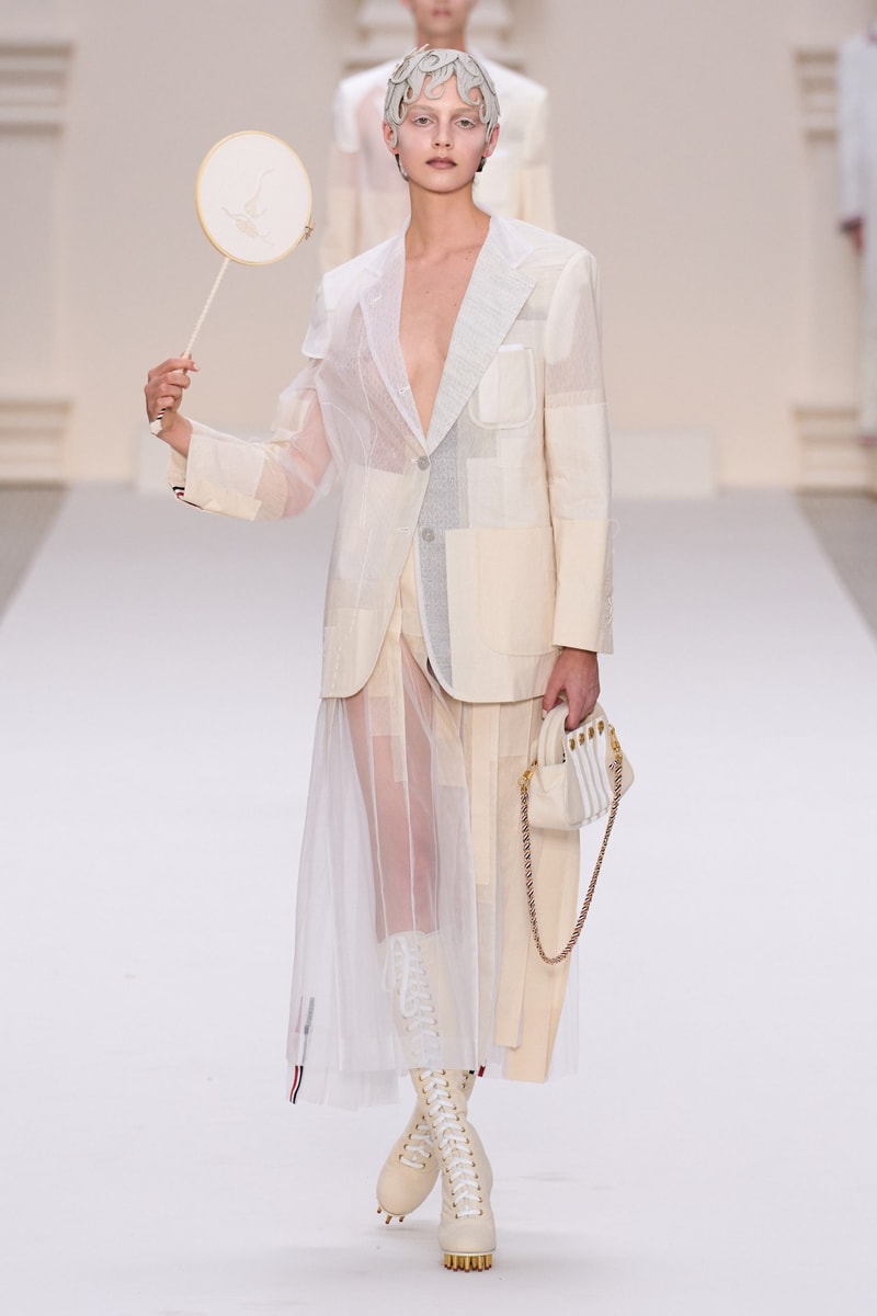 2024 Thom Browne 高級訂製大秀：圍繞 Muslin 平紋細布為主題，打破只用精貴面料的高訂傳統，不但致敬古代雕像藝術，同時預示 2024 巴黎奧運的來臨？